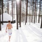 sauna et bain en hiver au bord lac gele laponie finlande neige et glace 2021 2022